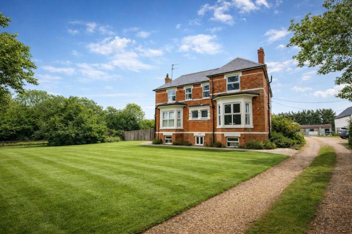 Group Accommodation - Rushden A6 Manor House - Private Gated -Sleeps 15 - Secure Parking