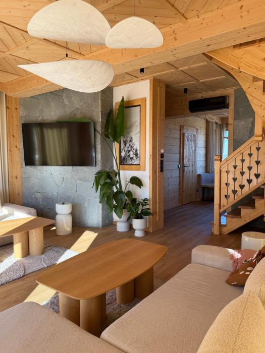 Luxury Mountain Villa with Hot Tub