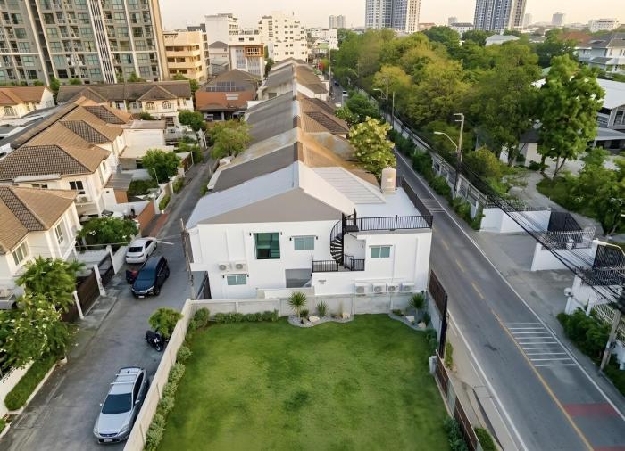 Bangkoks best modern room- with terrace