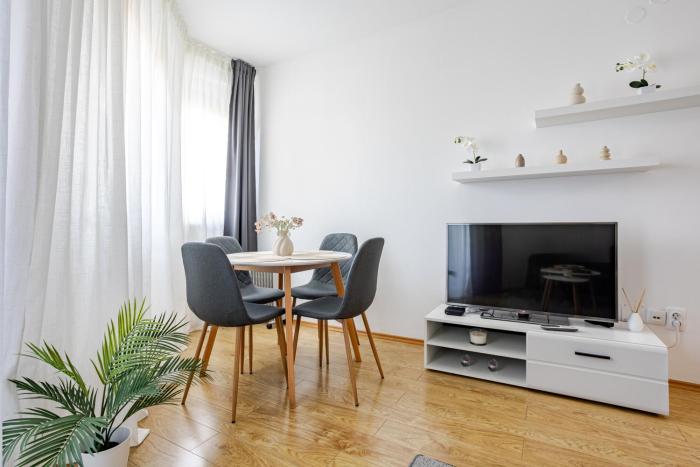 Sunny, Modern and Fully Equipped Apartment