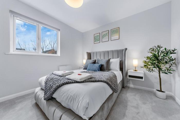 2BR - Newly Refurbished - Free Parking