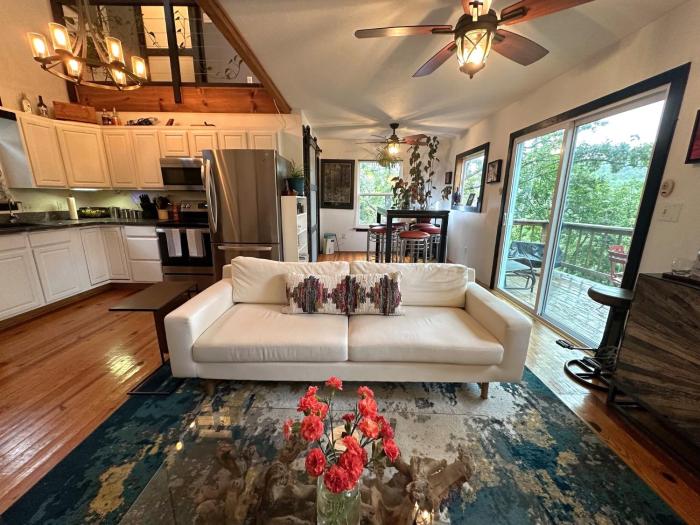 Lakefront with hot tub, firepit, BBQ, kitchen, patio