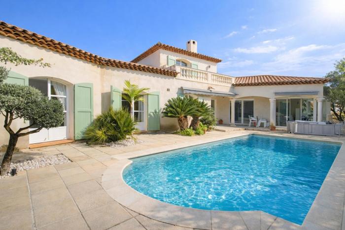 Villa Flora -150m2, Swimming Pool, Sea on Foot, Air Conditioning