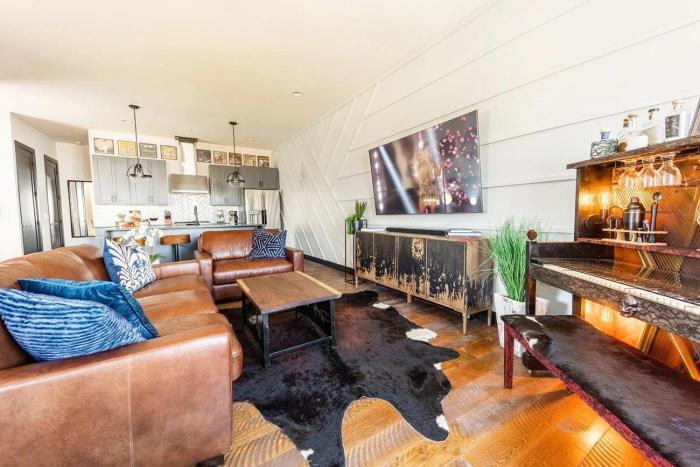 Boots & Broadway - 2 Units - Mins to Broadway