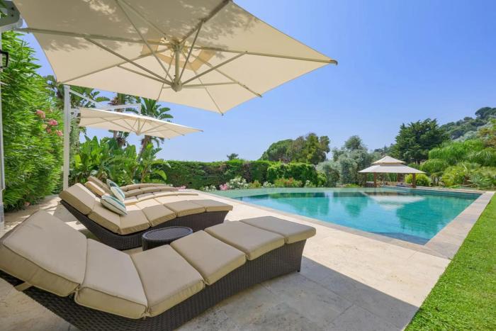 Large house with pool and sea view in Vallauris