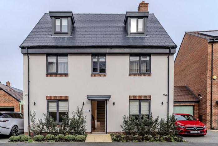 6BR-Sleeps 13-Contractor-Garden-WiFi-Parking
