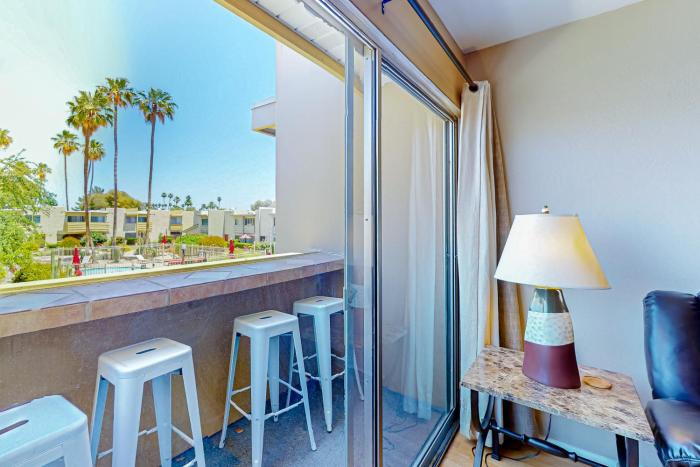 Welcome to this luxurious condo in Scottsdale with mountain views