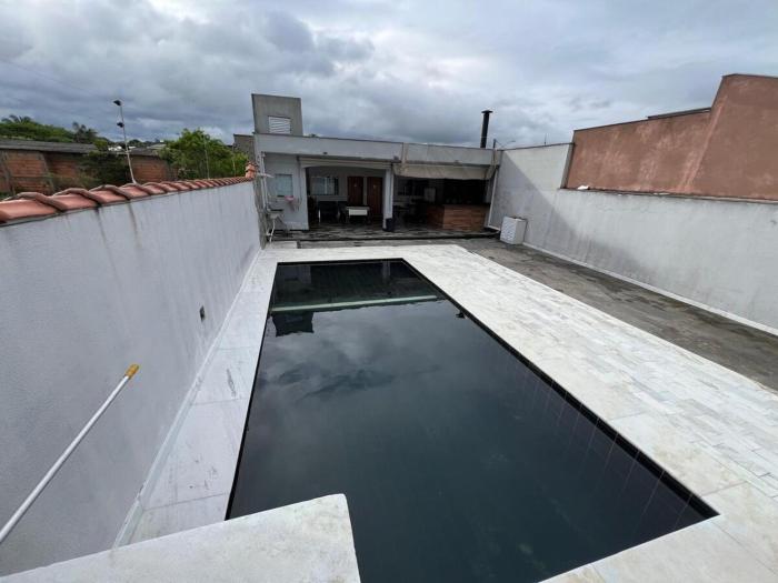 Casa de temporada com piscina e sinuca em Peruíbe