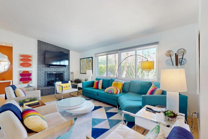 Colorful home with private pool and spa & private gas grill - families welcome