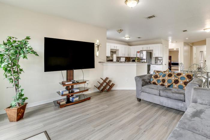 Ideal Location 4 Mi to Med Center! Houston Duplex