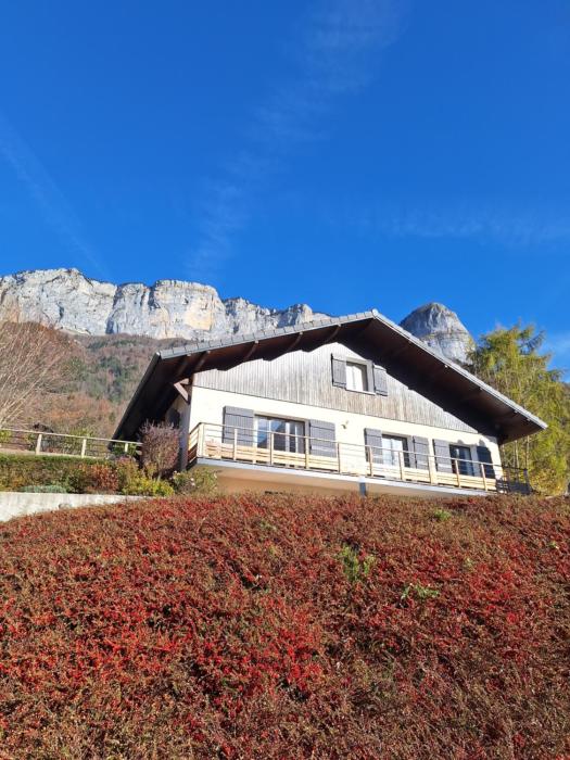 Maison entre lac et montagnes