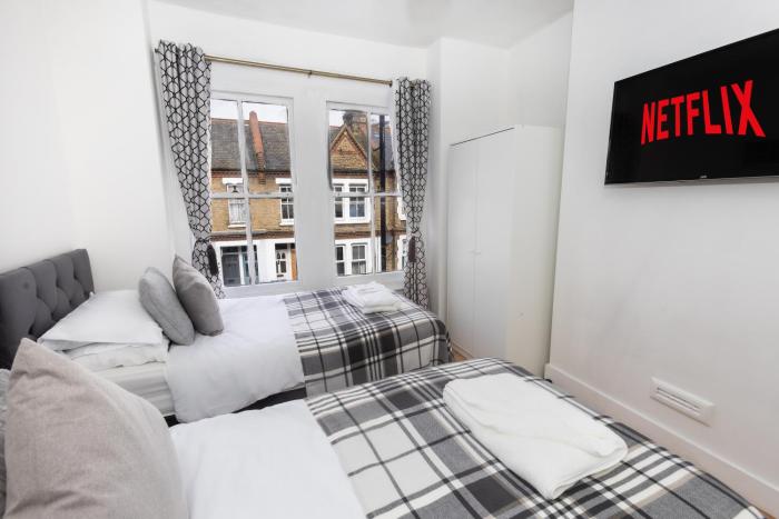 Stylish 3-Bedroom House with Free Parking - 10 Mins to Central London