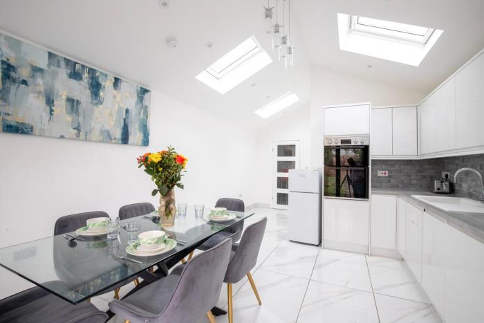 3BR-in Windsor-Parking-Near Heathrow-M25-M4