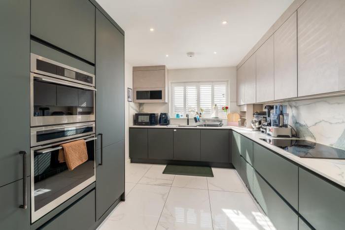 Stunning 4BR Home Woodford Green Driveway