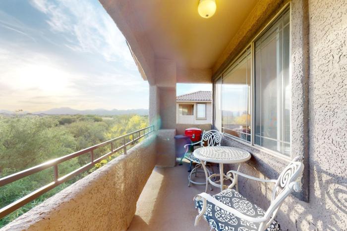 Desert condo with pool, hot tub, & grill access - balcony, WD, & central AC