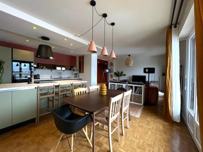 Spacious 2 bedroom apartment with stunning mountain view