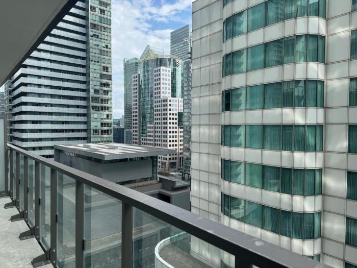 Modern 2 Bed, 2 Bath with Balcony - near CN Tower and Rogers Center