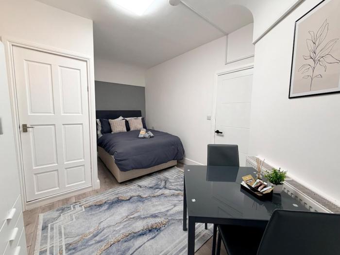 Modern Victoria Studio en-suite , Private Bath & Kitchenette, walk to Big Ben & Buckingham palace