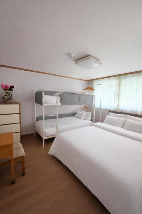 Stay JoyㅡSteps away from Gyeongbokgung Palace and Bukchon Hanok Village