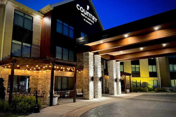 Country Inn & Suites by Radisson, Appleton Airport - Fox River Mall Area