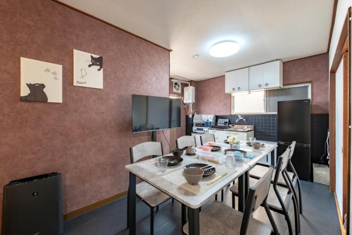 5 minutes on foot from the station, and there are many restaurants that are open late because it is downtown!