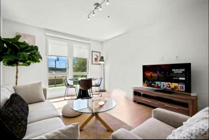 Bright Luxury 2BR Retreat with Pool in Irvine