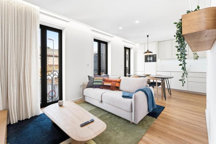 Sunny & Stylish 2BR Flat - Brand New in Porto