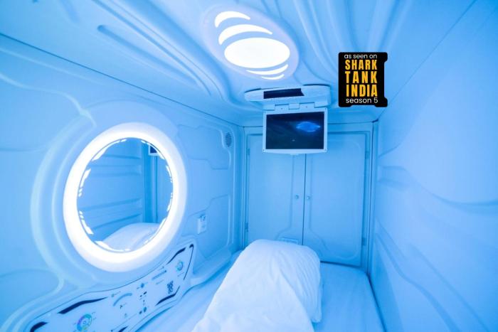 NapTapGo - Japanese Premium POD Hotel - Walk to Noida Electronic City Metro! Wifi, Lounge