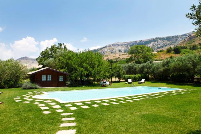 Masseria dei Paternostro - Historic Sicilian Masseria with Private Pool near Corleone