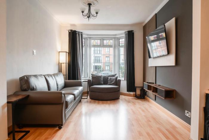 4-Bed House Belfast - Near Titanic & SSE Arena