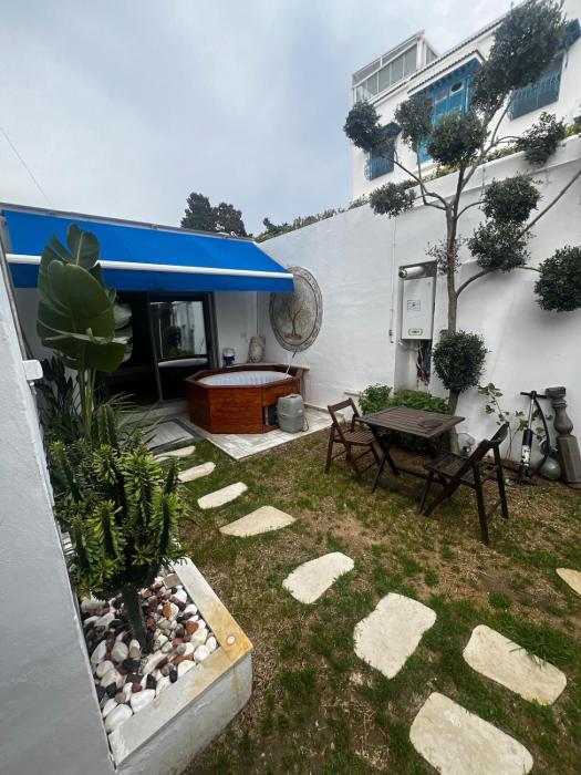 Cozy house with Jacuzzi 5 mins from the beach