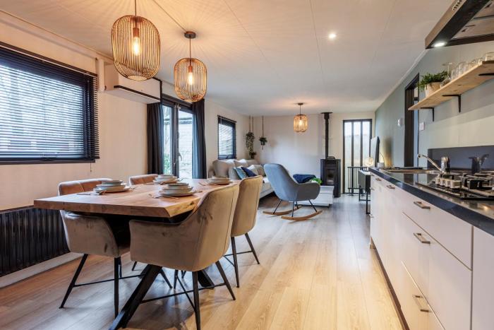 Chalet by swimming lake - 3 bedrooms and air conditioning