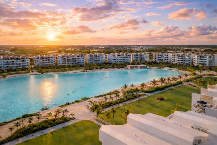 Lagoon-View & Balcony Resort-Style Pool & Beach