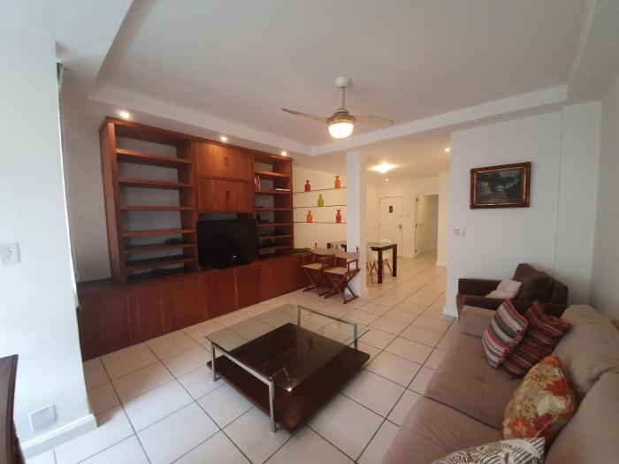 Apartamento 2 quartos com saída pra praia próximo de supermercados, bares e restaurantes