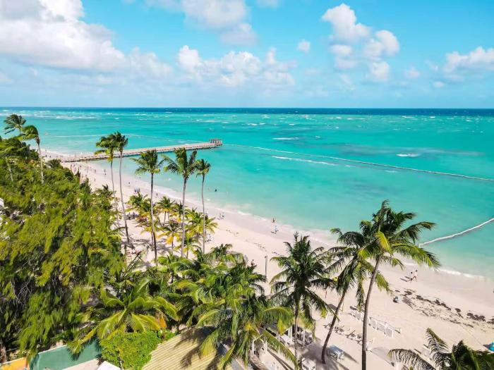 High-end 2BR wPrivate Pool + BBQ + Steps to Beach