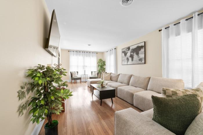 Casa Grande Central Spacious Retreat with Hot Tub