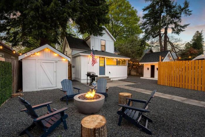 Dwntwn CDA Historic Remodel - Walk to Lake with Hot Tub