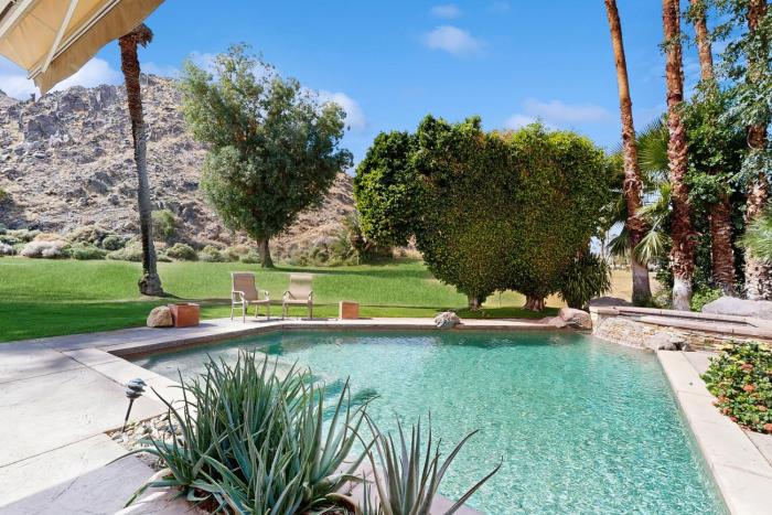 Exquisite retreat with pool, spa, fireplace, golf & mountain view, dog-friendly!