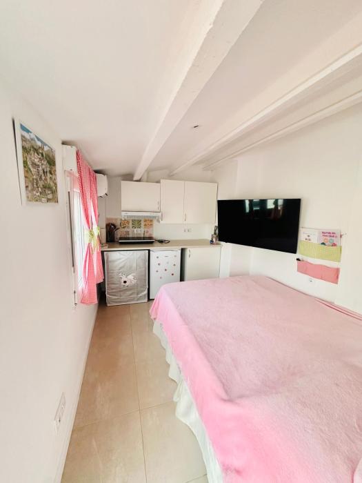 Habitación con baño y cocina