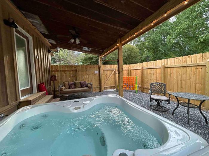 Blissful Nook Tiny Home, Cozy Retreat, Hot Tub, Close to Town, Deep Creek, & Entrance to National Park