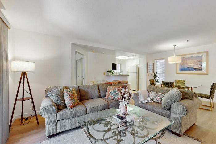 Updated Condo with shared pools spas and pickleball tennis courts