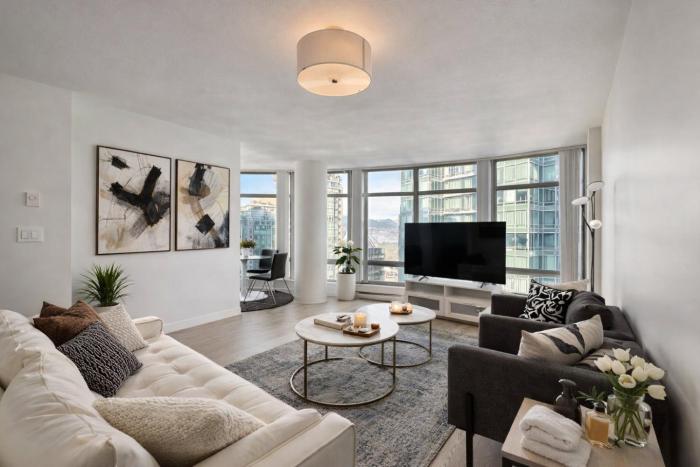 Central 2BR Apartment Walk to English Bay