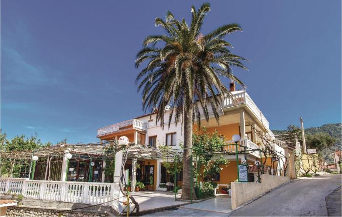 Beautiful Apartment In Rab With Wifi