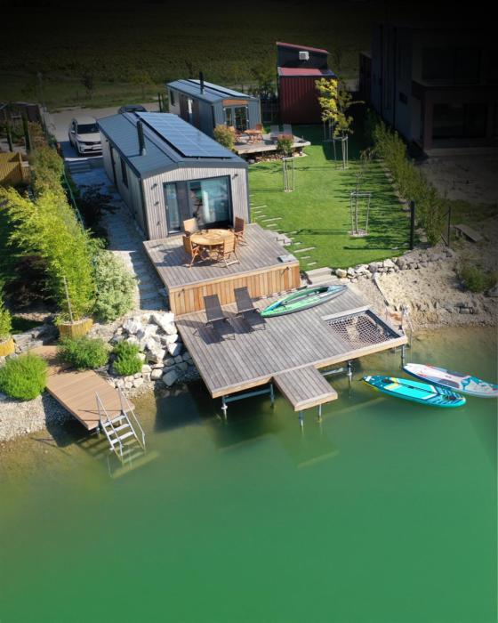 Kolokemp pri súkromnom jazere Boldog