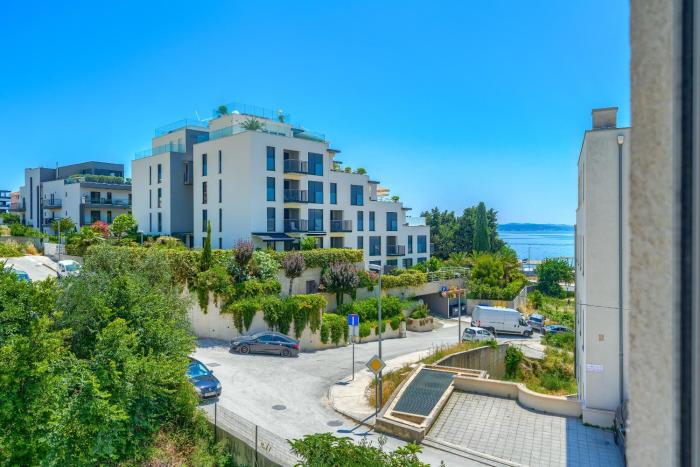 A comfortable apt w balcony 4 min walk to beach