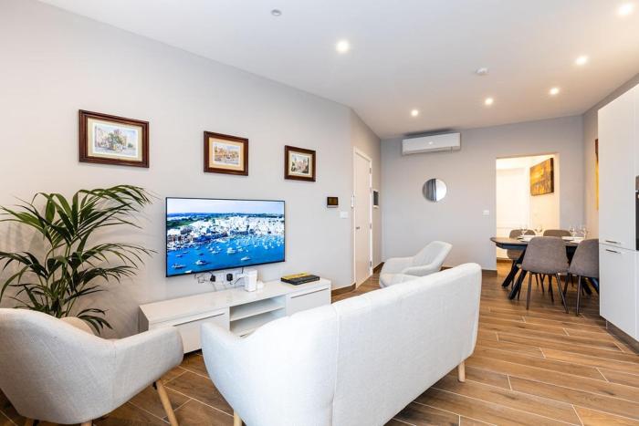V86 - Charming 1 Bedroom Isla Duplex Apt with Harbour Views