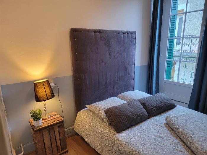 Chambre Lumineuse avec Balcon - Cuisine Partagée & Salle de Bain Privative