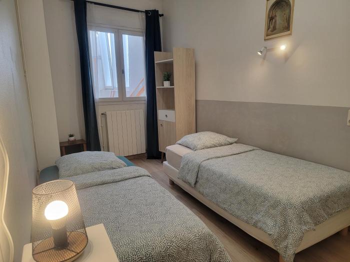Separate Bright Double Room - Center & Castle - Shared Kitchen & Private Bathroom