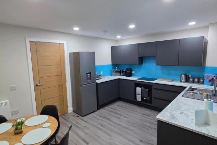 2 Bed House Sleeps 5 -Private Garden -Dogs Allowed