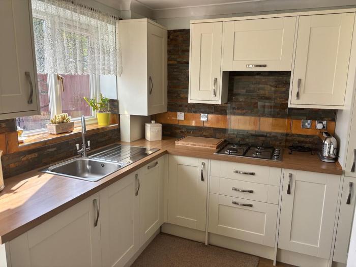 Cosy 2-bed semi-detached house by the lake